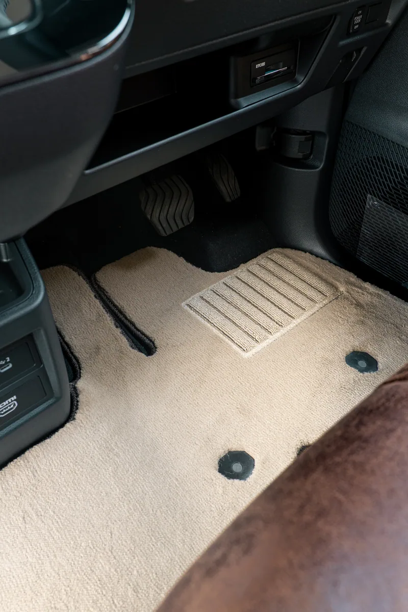 デリカミニ運転席用Sandiiベージュフロアマットの形状