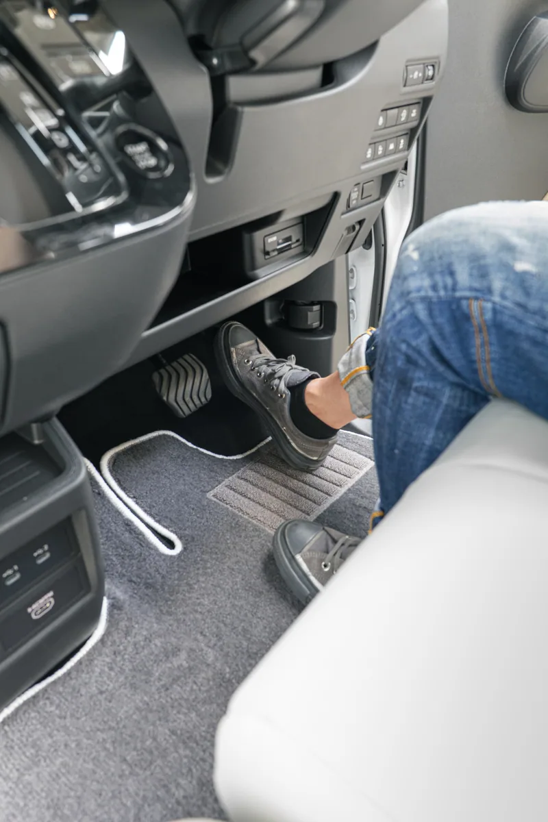 Sandiiグレーフロアマットを使用するデリカミニの足元