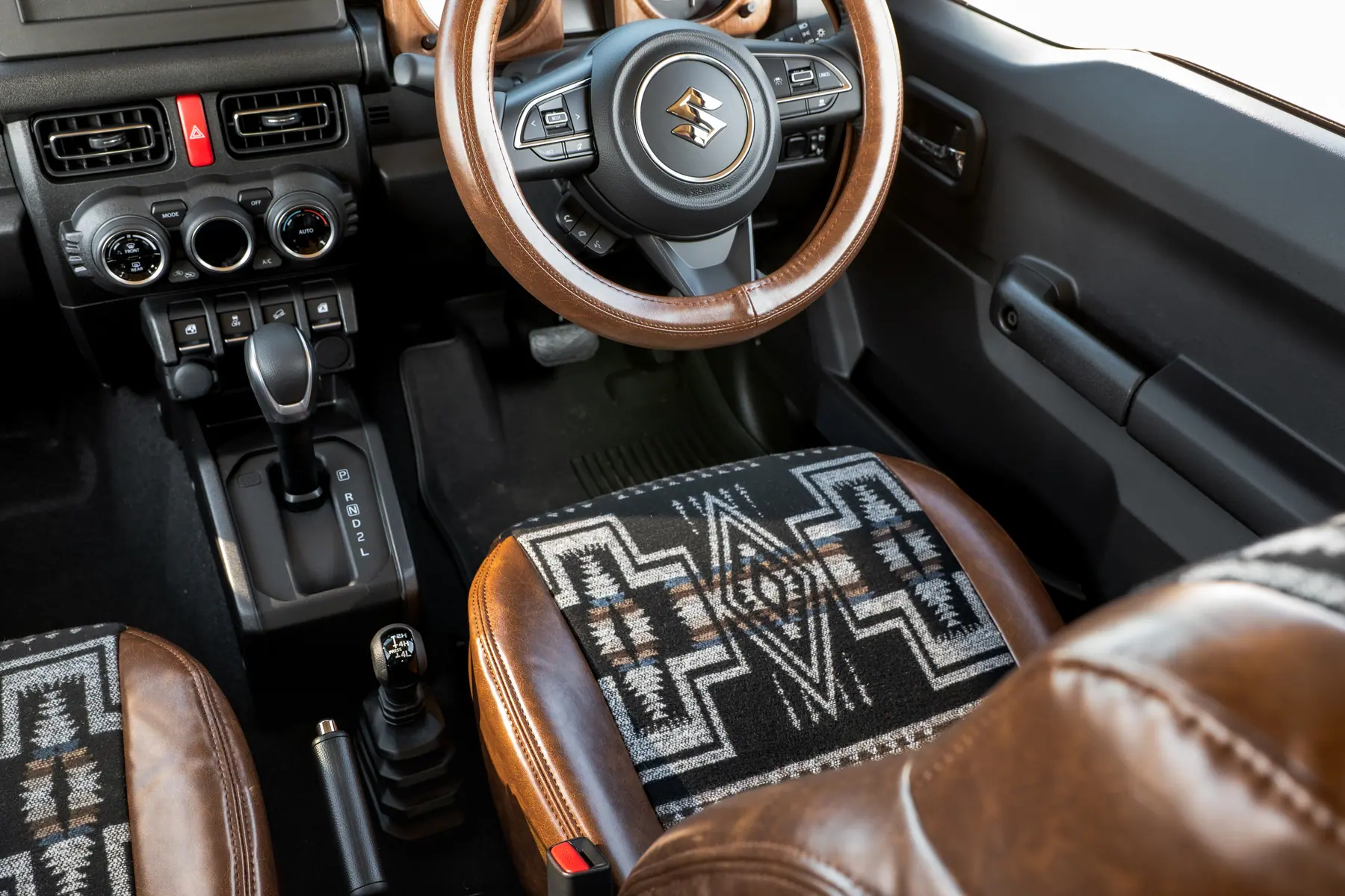 運転席から見るジムニーのハンドルとSandiiカチナの座面