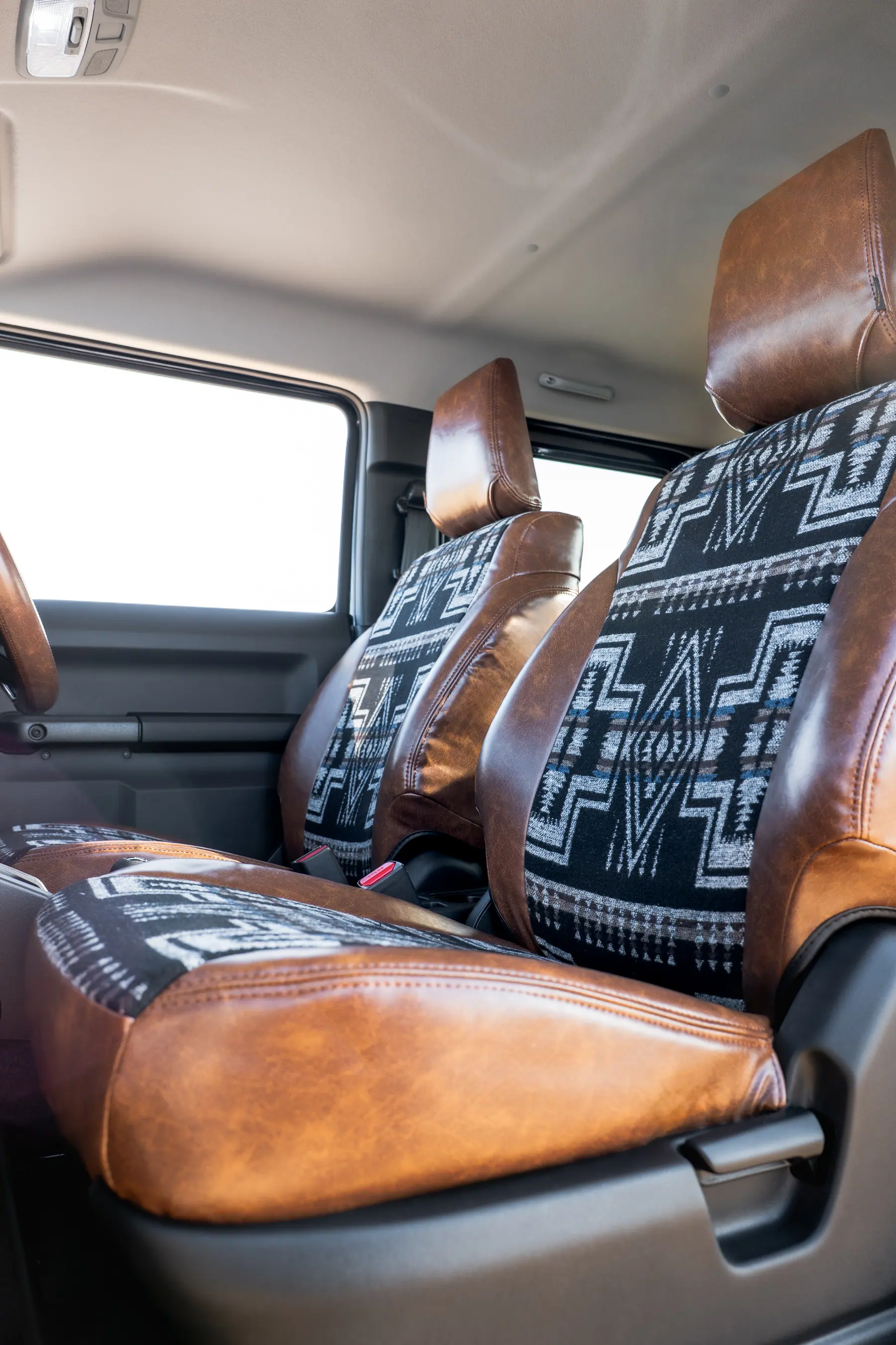 ジムニーJB64に装着したSandiiカチナ K8柄シートカバーの運転席