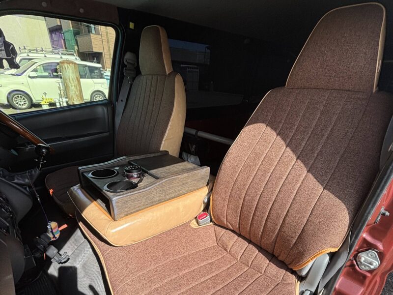 【装着写真】ハイエースバン Sandiiエクレア シートカバー [品番:T0026-05]