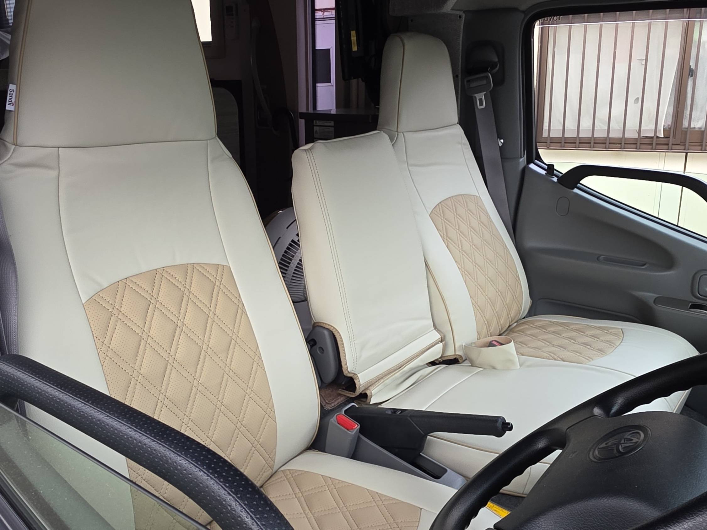 【装着写真】カムロード Sandiiドルチェ シートカバー [品番:T0559-01]