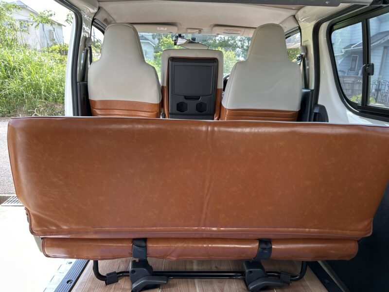 【装着写真】ハイエース2列 Sandiiカヌレグラッセ シートカバー [品番:T0026-07]