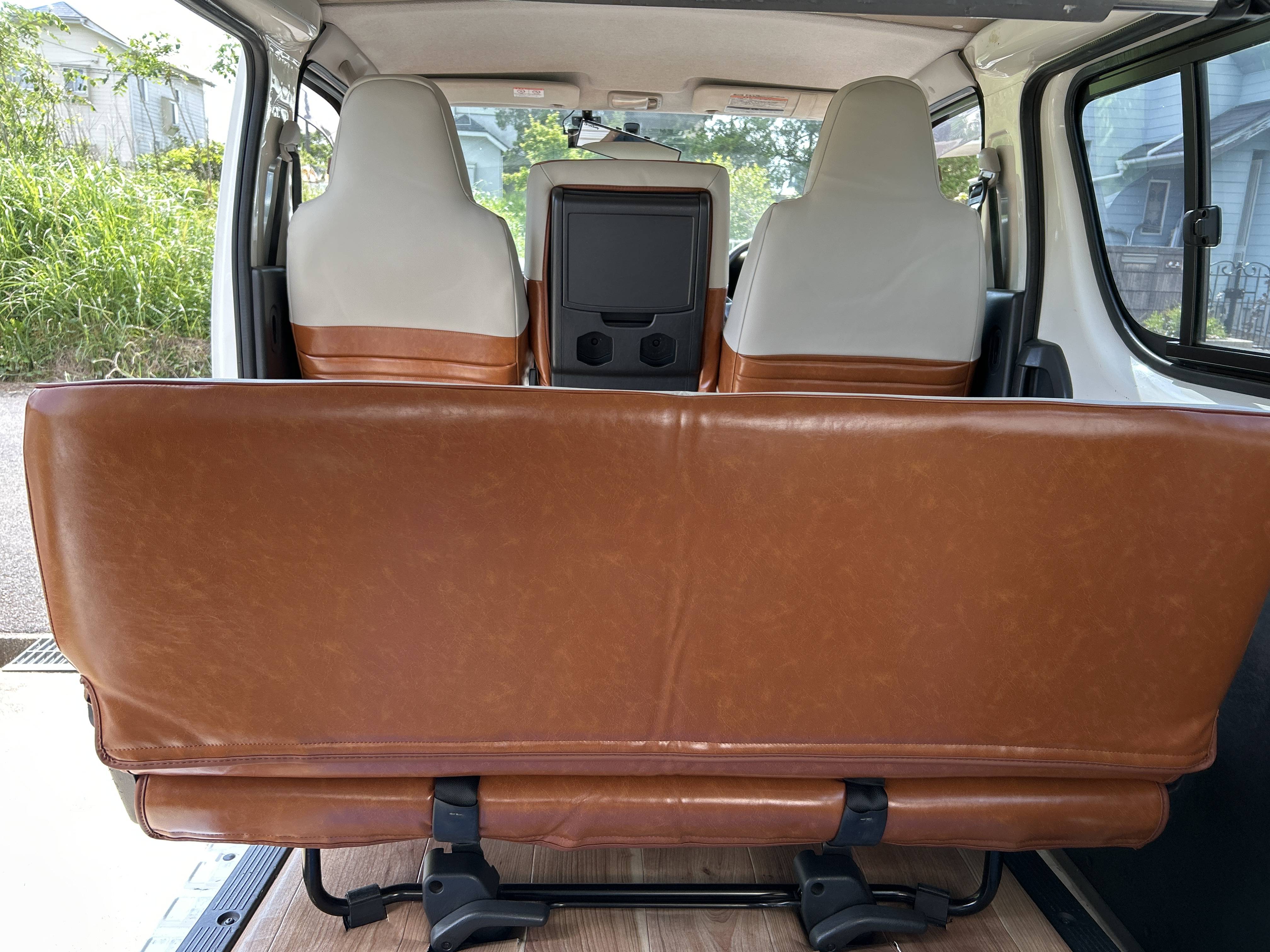 【装着写真】ハイエース2列 Sandiiカヌレグラッセ シートカバー [品番:T0026-07]