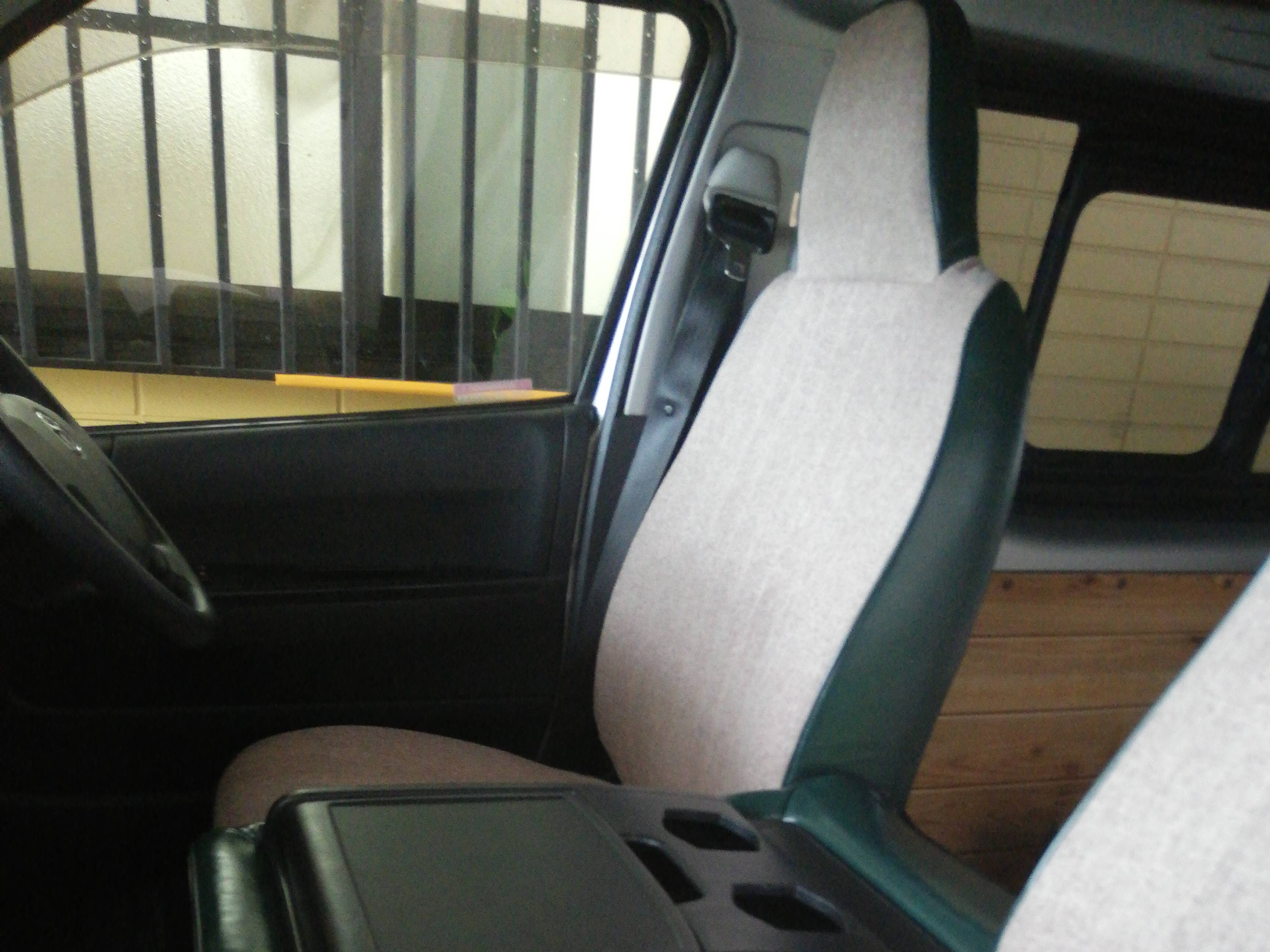 【装着写真】レジアスエース バン Sandiiエクレア シートカバー [品番:T0026-08]