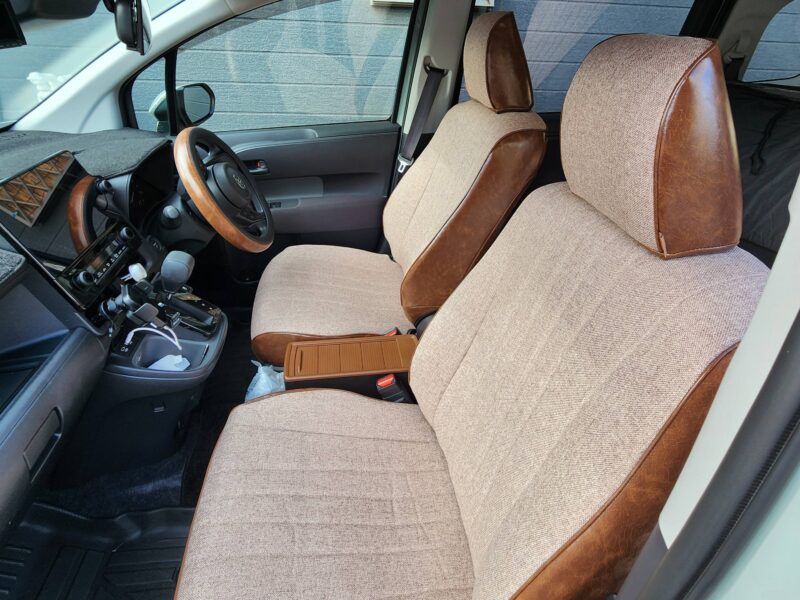 【装着写真】シエンタ２列 Sandiiエクレア シートカバー [品番:T0022-07]