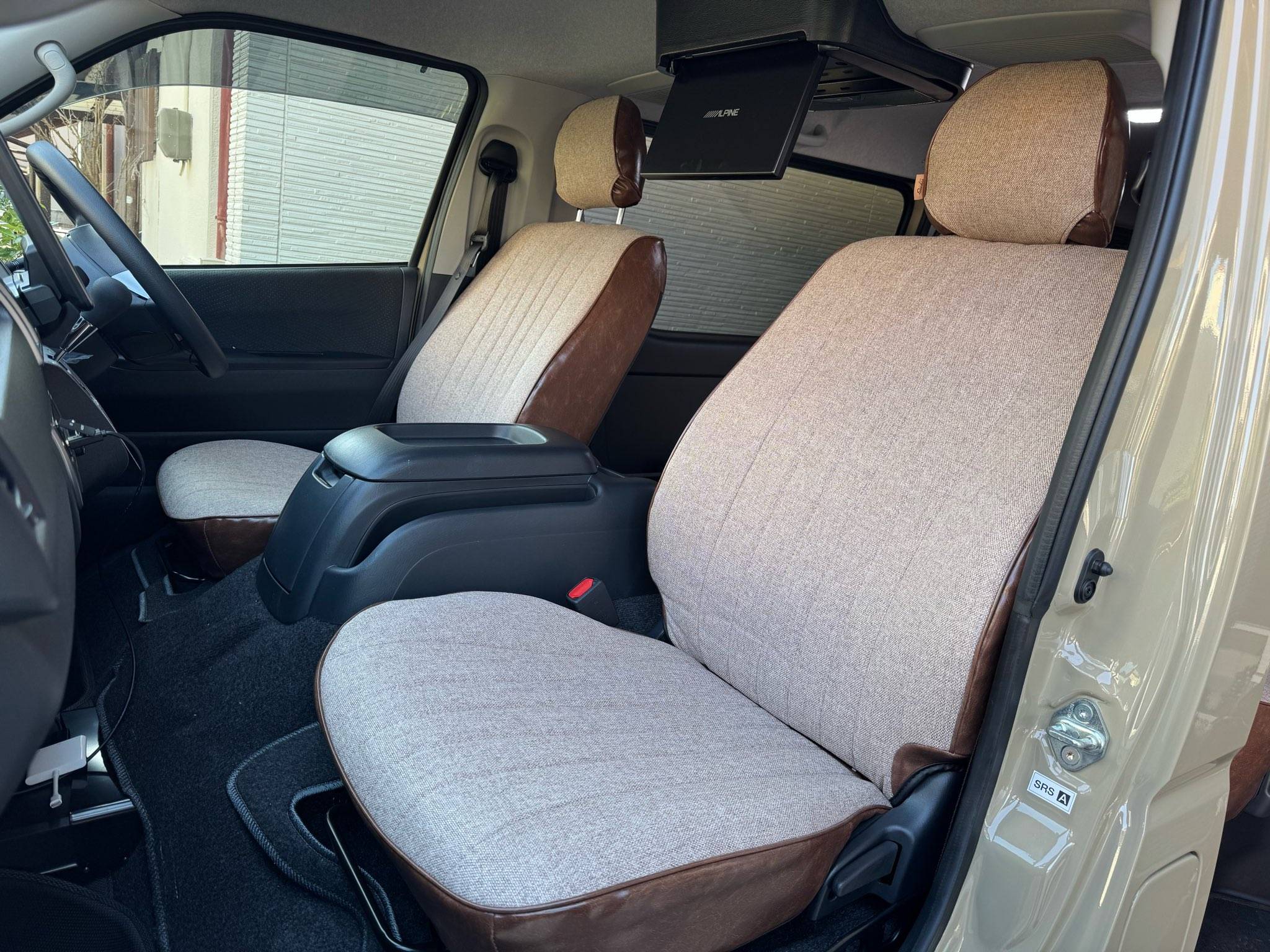 【装着写真】ハイエースバン Sandiiエクレア シートカバー [品番:T0026-09]